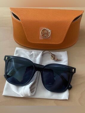Tory Burch Black Sunglasses with Tory Burch Pouch & Case Sz 53